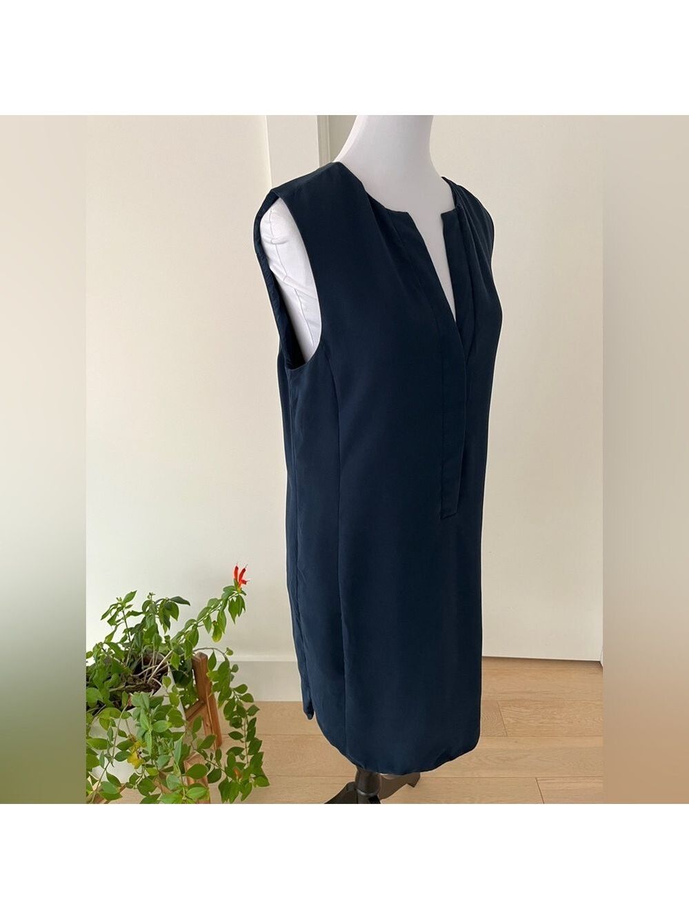 VINCE Sleeveless Deep V Neck Lined Dress Curved Hem Minimalist Day to Night Chic